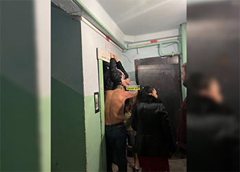 На Урале женщина полчаса провисела вниз головой в лифте