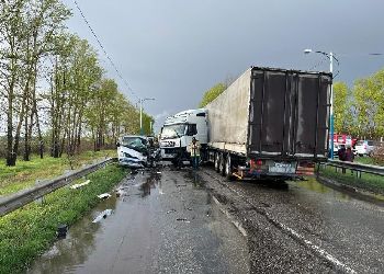 Трое пострадавших: большегруз и микроавтобус столкнулись на трассе в Амурской области