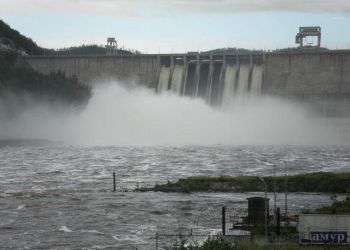 Зейская ГЭС увеличила сбросы, чтобы поднять уровень реки Зея