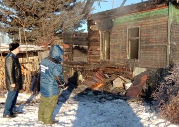 Названа предварительная причина пожара, в котором погибла семья из Шимановска