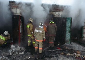 Десять гаражей загорелось в Амурской области