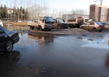 Возле дома по улице Строителей в Благовещенске появились пруды и болота