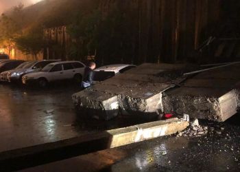 Во Владивостоке подпорная бетонная стена рухнула на машины