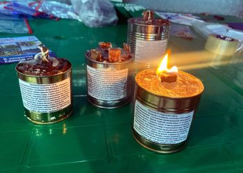 Жительницы Белогорска делают окопные свечи для бойцов СВО