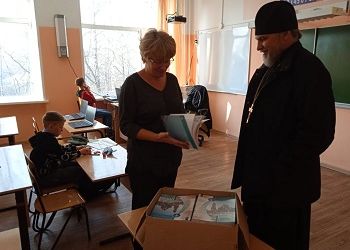 Амурским школам передали учебники по православной культуре