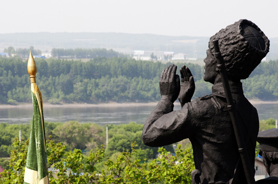 В Верхнеблаговещенском открыли памятник казакам-первопроходцам