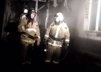 В Приамурье огнеборцы спасли из пожара троих детей и их маму