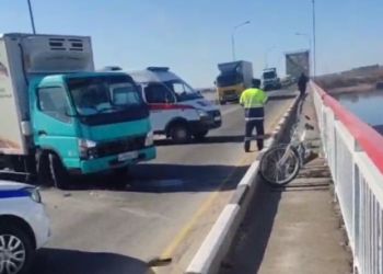 Соцсети: на мосту через Зею сбили велосипедиста