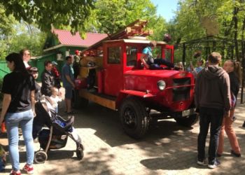 Благовещенцам показали раритетный пожарный автомобиль
