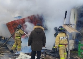 В селе Гродеково горели двухквартирный дом и иномарка