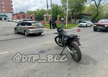 «Сломал водителю ногу»: в Благовещенске произошло ДТП с участием мотоцикла
