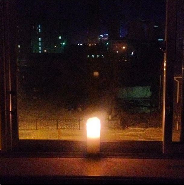 Свеча памяти фото у окна