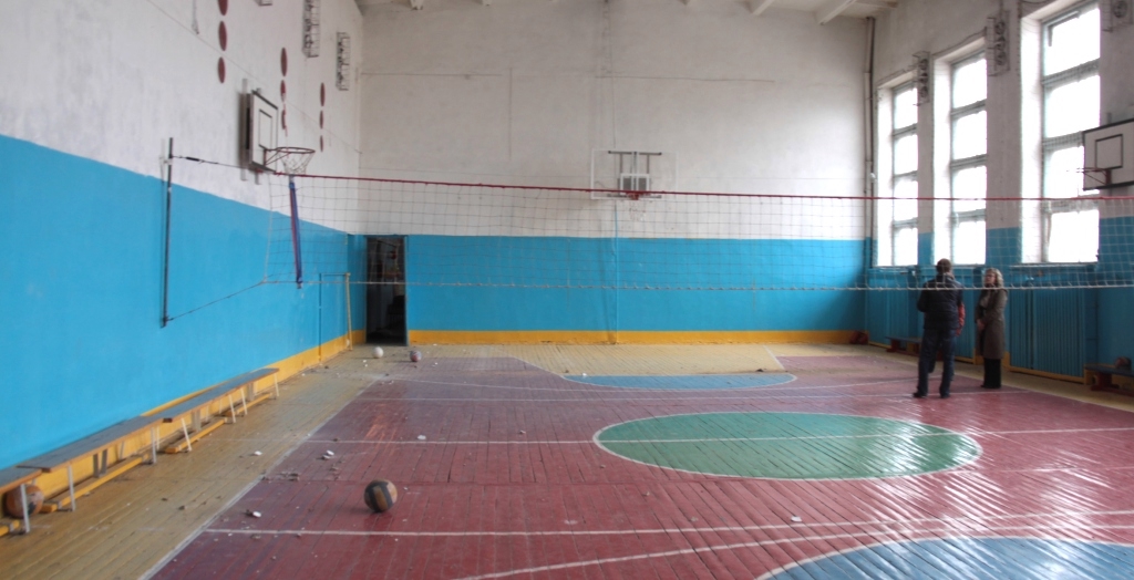 Стар спортивная школа. Старый школьный спортзал. Старый спортзал в школе. Старый физкультурный зал. Спортивный зал в школе старый.