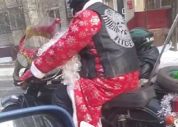 Дед Мороз-байкер проехал по благовещенским улицам