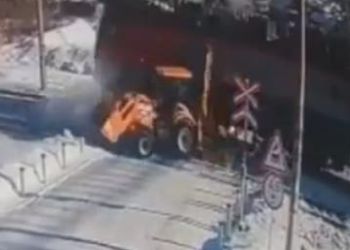 В Амурской области трактор столкнулся с поездом
