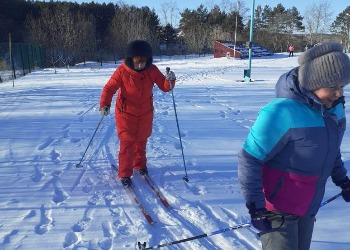 В Благовещенске школьные учителя осваивают лыжи и йогу