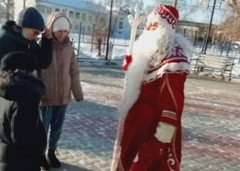 Деды Морозы поздравляют людей на улицах Шимановска