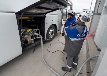 На Амурском ГХК начали заправлять автобусы экологически чистым топливом