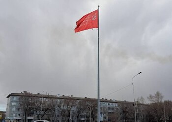 В Белогорске на 35-метровую высоту подняли копию Знамени Победы