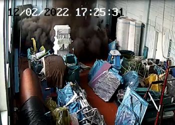 Момент обрушения потолка в спортшколе Зеи попал на видео