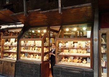 В Омске ювелирный магазин обокрала «мумия»