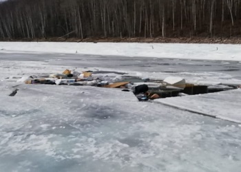 Тела пассажиров и водителя из провалившегося в Приамурье под лед грузовика не найдены