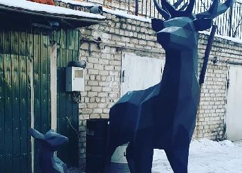 Полигональных оленей установили во дворе детской поликлиники Тынды