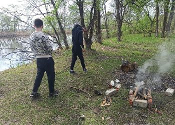 Двоих подростков-рыбаков застали за разведением костра в Приамурье