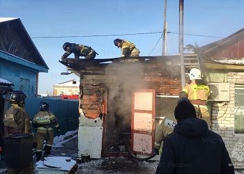 В Благовещенске из-за пожара в гараже едва не сгорел дом