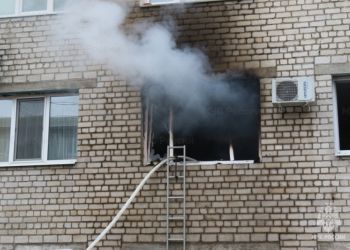 В Белогорске из горящей квартиры спасли пожилого мужчину