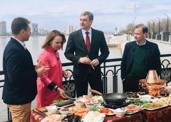 Василий Орлов и Сергей Брилев приготовили «суп дружбы» на набережной Амура