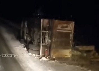 В Амурской области на трассе опрокинулся грузовик