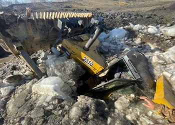 В Приамурье под лед провалился бульдозер: водитель погиб