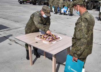 Военных поблагодарили тортом за масштабную дезинфекцию ГПЗ