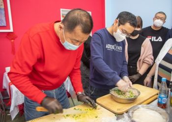 Амурчане научили китайских студентов готовить оливье