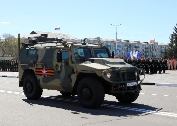 В Белогорске в Параде Победы впервые участвовал комплекс Тигр-М