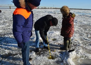 Толщину льда на Зее измерили спасатели в Благовещенске