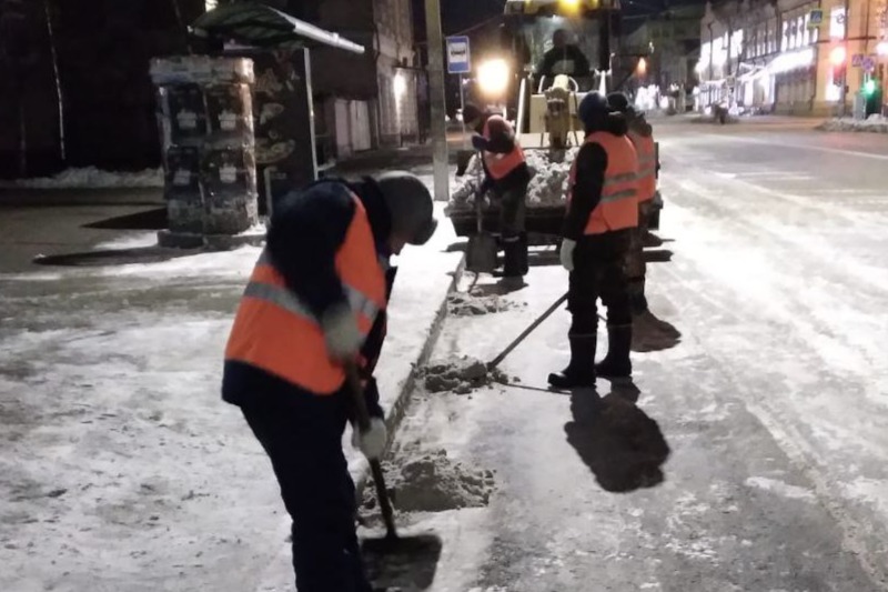 Рабочие ГСТК очистили прилотковую часть дорог трех улиц Благовещенска