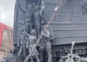 Масштабный памятник строителям БАМа доставили в Тынду