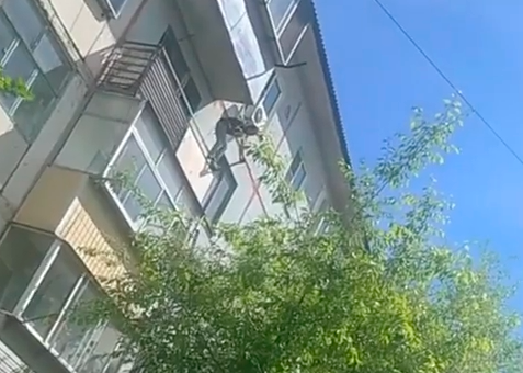 «Был в опасности»: благовещенцы заметили мужчину на балконном парапете 