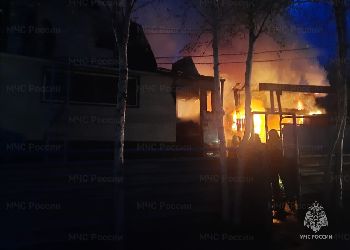 В Тынде пожар уничтожил гараж с автомобилем 