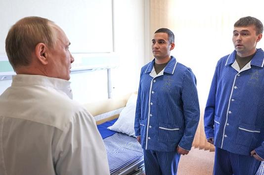 В госпитале Минобороны РФ Владимир Путин пообщался с выпускником ДВОКУ