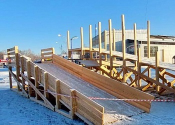 Строительство ледяной горки возобновили в Зее