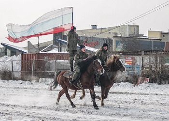 Курсант ДВОКУ, стоя на скачущем галопом коне, показал российский триколор