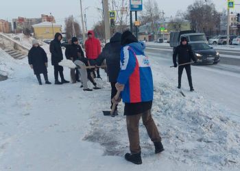 Студенты помогли очистить от снега тротуары в Благовещенске