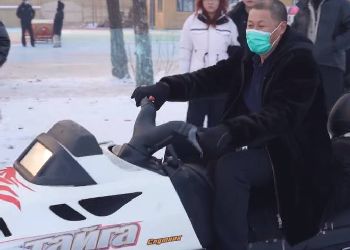 В китайском зимнем парке развлечений предлагают прокатиться на российских снегоходах