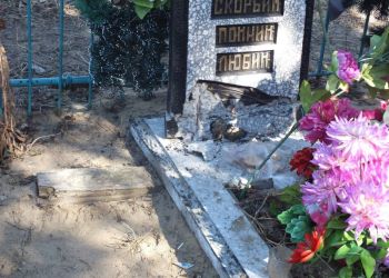 Вандалы разгромили кладбище в Завитинске