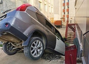 В Тынде внедорожник «упал» с парковки