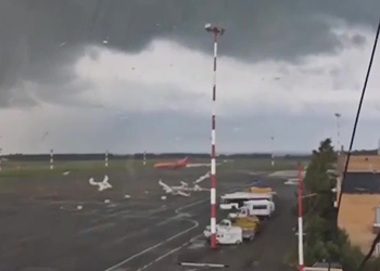 В аэропорту Нижнекамска смерчем разбросало самолеты