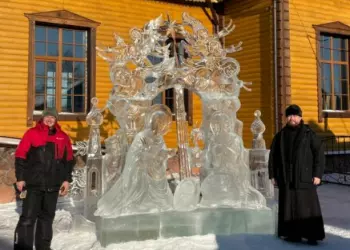 Ледовая скульптура Рождества Христова появилась в Белогорске